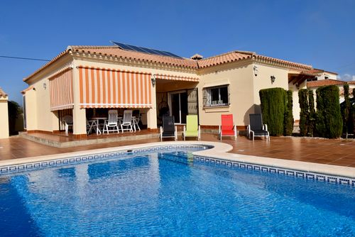 Grazalema Maravillosa y cómoda villa en Chiclana de la Frontera, Costa de la Luz, España, con piscina privada para 6 personas. La casa se encuentra a 3 km de la playa de La Barrosa y a 5 km de La Barrosa....