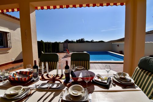 Grazalema Maravillosa y cómoda villa en Chiclana de la Frontera, Costa de la Luz, España, con piscina privada para 6 personas. La casa se encuentra a 3 km de la playa de La Barrosa y a 5 km de La Barrosa....