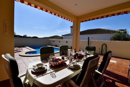 Grazalema Maravillosa y cómoda villa en Chiclana de la Frontera, Costa de la Luz, España, con piscina privada para 6 personas. La casa se encuentra a 3 km de la playa de La Barrosa y a 5 km de La Barrosa....