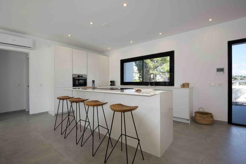 Casa Manzano Moderne und komfortable Luxusvilla in Moraira, Costa Blanca, Spanien, mit privatem Pool für 8 Personen. Die Villa befindet sich in einer hügeligen und Wohn-Strandgegend und ist 2 km vom Strand Ampolla entfernt....