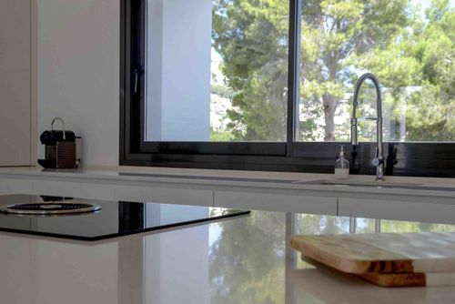 Casa Manzano Moderne und komfortable Luxusvilla in Moraira, Costa Blanca, Spanien, mit privatem Pool für 8 Personen. Die Villa befindet sich in einer hügeligen und Wohn-Strandgegend und ist 2 km vom Strand Ampolla entfernt....