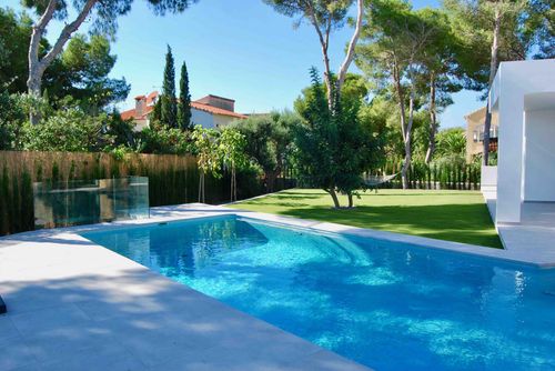 Casa Manzano Moderne en comfortabele luxe villa in Moraira, Costa Blanca, Spanje met privézwembad voor 8 personen. De villa is gelegen in een heuvelachtige en residentiële strandomgeving en is op 2 km afstand van Ampolla Beach....
