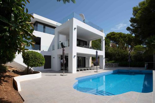 Villa Bona Vista Grande et confortable villa de luxe à Moraira, Costa Blanca, Espagne avec piscine chauffée pour 10 personnes. La villa est située dans une zone résidentielle et vallonnée près de la plage, à 2 km de la plage d'Ampolla....