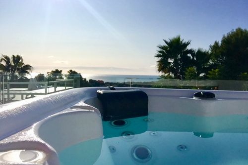Villa Bona Vista Große und komfortable Luxusvilla in Moraira, Costa Blanca, Spanien mit beheiztem Pool für 10 Personen. Die Villa befindet sich in einem hügeligen und Wohn-Strandgebiet, 2 km vom Strand Ampolla entfernt....