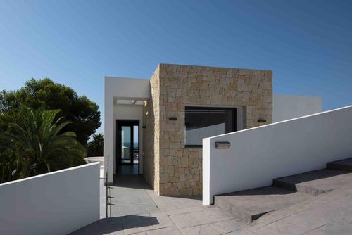 Villa Bona Vista Grande et confortable villa de luxe à Moraira, Costa Blanca, Espagne avec piscine chauffée pour 10 personnes. La villa est située dans une zone résidentielle et vallonnée près de la plage, à 2 km de la plage d'Ampolla....