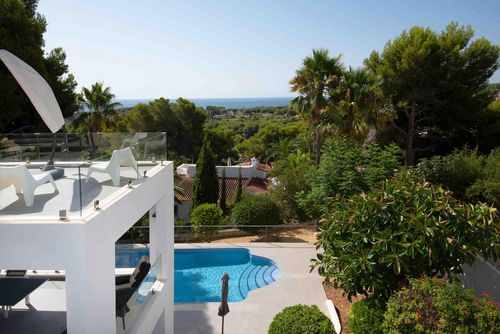 Villa Bona Vista Grande et confortable villa de luxe à Moraira, Costa Blanca, Espagne avec piscine chauffée pour 10 personnes. La villa est située dans une zone résidentielle et vallonnée près de la plage, à 2 km de la plage d'Ampolla....