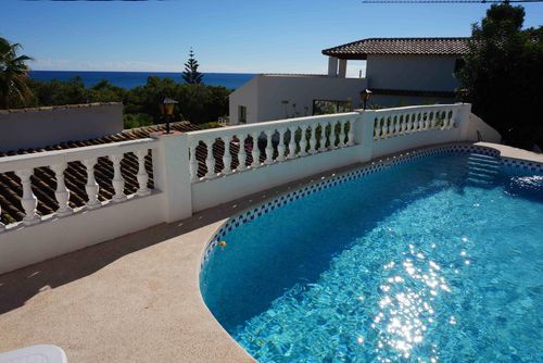 Villa Tyjuana Encantadora y acogedora villa con piscina privada en Benissa, Costa Blanca, España, para 6 personas. La casa está situada en una zona de playa urbana, arbolada y montañosa, a 100 m de la playa Cala Advocat, a 4 km del centro de Moraira y a 0....