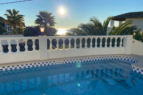 Villa Tyjuana Villa charmante et ravissante avec piscine privée à Benissa, Costa Blanca, Espagne pour 6 personnes. La maison est située dans une zone de plage urbaine, boisée et vallonnée, à 100 m de la plage de Cala Advocat, à 4 km du centre de Moraira et à 0,1 km de la mer Méditerranée....