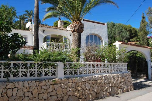 Villa Tyjuana Encantadora y acogedora villa con piscina privada en Benissa, Costa Blanca, España, para 6 personas. La casa está situada en una zona de playa urbana, arbolada y montañosa, a 100 m de la playa Cala Advocat, a 4 km del centro de Moraira y a 0....