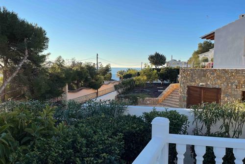 Villa Tyjuana Mooie en charmante villa met privézwembad in Benissa, Costa Blanca, Spanje voor 6 personen. Het huis is gelegen in een heuvelachtig, bebost en stedelijk strandgebied, 100 m van Cala Advocat strand, 4 km van het centrum van Moraira en 0,1 km van de Middellandse Zee....