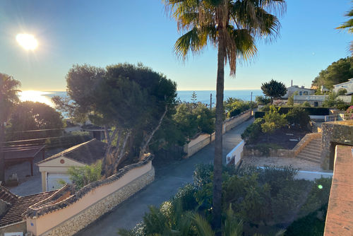 Villa Tyjuana Charmante et agréable villa avec piscine privée à Benissa, Costa Blanca, Espagne pour 6 personnes. La maison est située dans une zone de plage urbaine, boisée et vallonnée, à 100 m de la plage de Cala Advocat, à 4 km du centre de Moraira et à 0,1 km de la mer Méditerranée....