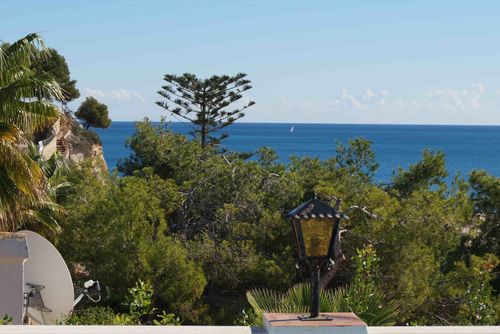 Villa Tyjuana Encantadora y acogedora villa con piscina privada en Benissa, Costa Blanca, España, para 6 personas. La casa está situada en una zona de playa urbana, arbolada y montañosa, a 100 m de la playa Cala Advocat, a 4 km del centro de Moraira y a 0....