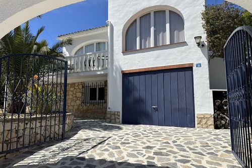 Villa Tyjuana Encantadora y agradable villa con piscina privada en Benissa, Costa Blanca, España, para 6 personas. La casa está situada en una zona de playa urbana, boscosa y con colinas, a 100 m de la playa de Cala Advocat, a 4 km del centro de Moraira y a 0....