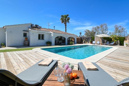 Coral Moderne und komfortable Villa in Dénia, Costa Blanca, Spanien mit privatem Pool für 6 Personen. Das Haus befindet sich in einem Wohnstrandgebiet, in der Nähe von Restaurants, Bars und Supermärkten, 500 m vom Strand Las Marinas, Dénia, und 0,5 km vom Mittelmeer, Dénia, entfernt....