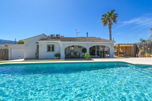 Coral Moderna y cómoda villa en Dénia, Costa Blanca, España con piscina privada para 6 personas. La casa está situada en una zona residencial de playa, cerca de restaurantes, bares y supermercados, a 500 m de la playa Las Marinas, Dénia y a 0....