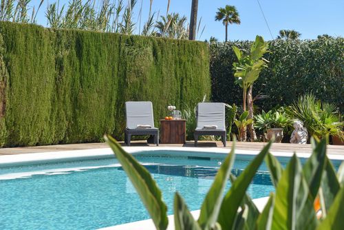 Coral Moderna y cómoda villa en Dénia, Costa Blanca, España con piscina privada para 6 personas. La casa está situada en una zona residencial de playa, cerca de restaurantes, bares y supermercados, a 500 m de la playa Las Marinas, Dénia y a 0....