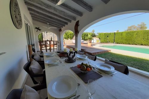 Coral Villa moderne et confortable avec piscine privée à Denia, Costa Blanca, Espagne pour 6 personnes. La maison est située dans un quartier résidentiel de plage, à proximité des restaurants et bars, à 500 m de la plage des Marinas, Denia et à 0,5 km de la Méditerranée, Denia....