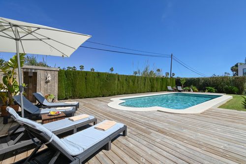 Coral Moderna y cómoda villa en Dénia, Costa Blanca, España con piscina privada para 6 personas. La casa está situada en una zona residencial de playa, cerca de restaurantes, bares y supermercados, a 500 m de la playa Las Marinas, Dénia y a 0....