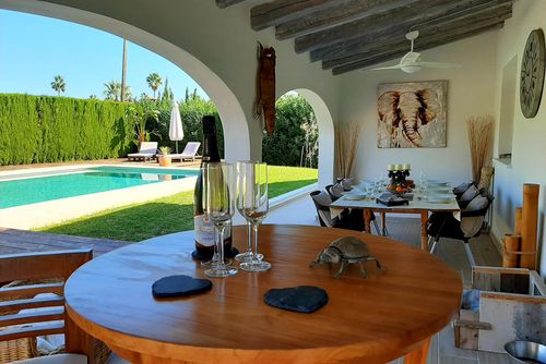 Coral Villa moderne et confortable à Denia, Costa Blanca, Espagne avec piscine privée pour 6 personnes. La maison est située dans une zone résidentielle de plage, à proximité de restaurants, bars et supermarchés, à 500m de la plage de Las Marinas, Denia et à 0,5km du Mediterraneo, Denia....