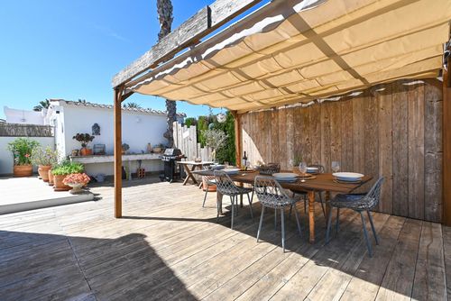 Coral Moderne und komfortable Villa in Dénia, Costa Blanca, Spanien mit privatem Pool für 6 Personen. Das Haus befindet sich in einem Wohnstrandgebiet, in der Nähe von Restaurants, Bars und Supermärkten, 500 m vom Strand Las Marinas, Dénia, und 0,5 km vom Mittelmeer, Dénia, entfernt....