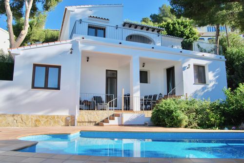 Villa Herrera Villa in Moraira, Costa Blanca, Spanien mit privatem Pool für 6 Personen. Das Haus befindet sich in einem bewaldeten, wohnlichen und bergigen Strandgebiet, nur 3 km vom Ampolla-Strand (Moraira) und 3 km vom Stadtzentrum von Moraira entfernt....