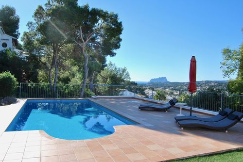 Villa Herrera Villa à Moraira, Costa Blanca, Espagne avec piscine privée pour 6 personnes. La maison est située dans une zone boisée, résidentielle et montagneuse à proximité de la plage, à 3 km de la plage de l'Ampolla (Moraira) et à 3 km du centre-ville de Moraira....