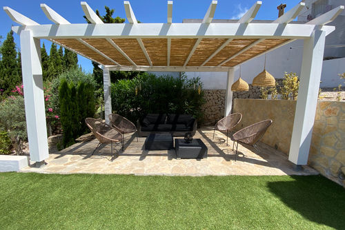 Villa Herrera Villa in Moraira, Costa Blanca, Spain with private pool for 6 people. The house is situated in a wooded, residential and mountainous beach area, 3 km from Ampolla beach (Moraira) and 3 km from Moraira town centre....