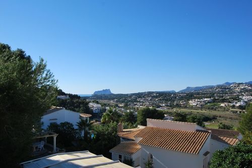 Villa Herrera Villa in Moraira, Costa Blanca, Spanien mit privatem Pool für 6 Personen. Das Haus befindet sich in einem bewaldeten, wohnlichen und bergigen Strandgebiet, nur 3 km vom Ampolla-Strand (Moraira) und 3 km vom Stadtzentrum von Moraira entfernt....