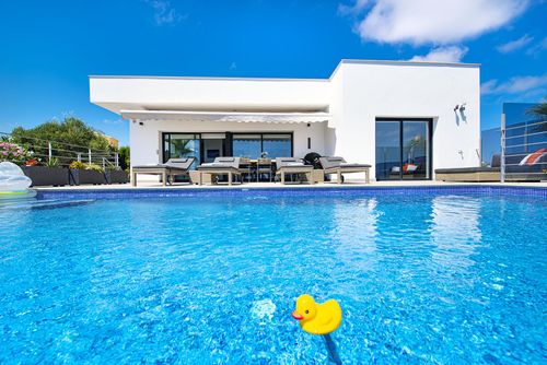 Villa Irene Vila modern dan nyaman di Benitachell, Costa Blanca, Spanyol dengan kolam renang pribadi untuk 6 orang. Rumah ini terletak di area pesisir dan pemukiman, 3 km dari pantai Cala Moraig dan 5 km dari Moraira....