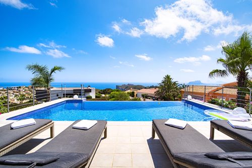 Villa Irene Moderna y cómoda villa en Benitachell, Costa Blanca, España, con piscina privada para 6 personas. La casa está situada en una zona costera y residencial, a 3 km de la playa de Cala Moraig y a 5 km de Moraira....