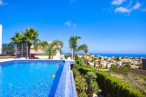 Villa Irene Moderne en comfortabele villa met privé zwembad in Benitachell, Costa Blanca, Spanje voor 6 personen. Het huis is gelegen in een kust- en woongebied, 3 km van het Cala Moraig strand en 5 km van Moraira....