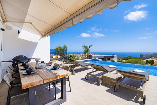 Villa Irene Moderne und komfortable Villa in Benitachell, Costa Blanca, Spanien mit privatem Pool für 6 Personen. Das Haus befindet sich in einer Küsten- und Wohngegend, 3 km vom Strand Cala Moraig und 5 km von Moraira entfernt....