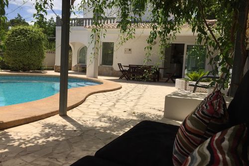 Villa el Viaje de la Mariposa Wunderbare und angenehme Villa mit privatem Pool in Benissa, Costa Blanca, Spanien für 6 Personen. Das Haus befindet sich in einer küstennahen, hügeligen, bewaldeten und Wohngegend, 4 km vom Strand Ampolla (Moraira) und 4 km von Moraira entfernt....