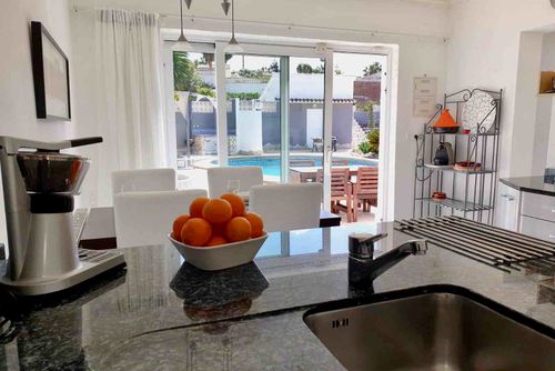 Villa el Viaje de la Mariposa Wunderbare und angenehme Villa mit privatem Pool in Benissa, Costa Blanca, Spanien für 6 Personen. Das Haus befindet sich in einer küstennahen, hügeligen, bewaldeten und Wohngegend, 4 km vom Strand Ampolla (Moraira) und 4 km von Moraira entfernt....