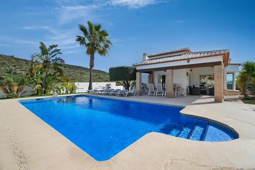 Frederique Amplia y confortable casa de vacaciones en Benitachell, Costa Blanca, España, con piscina privada para 6 personas. La casa está situada en una zona residencial de playa, a 5 km de Jávea....