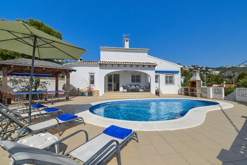 Charlotte Moderna y cómoda casa de vacaciones en Benissa, Costa Blanca, España, con piscina privada para 6 personas. La casa está situada en una zona residencial de playa, a 2 km de la playa Cala Baladrar y a 5 km de Moraira....