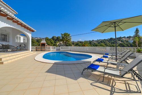 Charlotte Moderna e confortevole casa vacanze con piscina privata a Benissa, Costa Blanca, Spagna per 6 persone. La casa si trova in una zona residenziale vicino alla spiaggia, a 2 km dalla spiaggia di Cala Baladrar e a 5 km da Moraira....