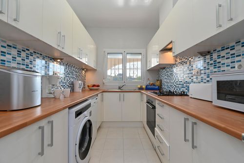 Charlotte Modern en comfortabel vakantiehuis in Benissa, Costa Blanca, Spanje met privézwembad voor 6 personen. Het huis is gelegen in een residentiële strandomgeving, 2 km van het strand Cala Baladrar en 5 km van Moraira....