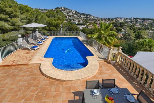 Lara Moderna y cómoda casa de vacaciones en Benissa, Costa Blanca, España con piscina privada para 6 personas. La casa está situada en una zona residencial cerca de la playa, a 4 km de la playa Cala Baladrar y a 4 km de Moraira....