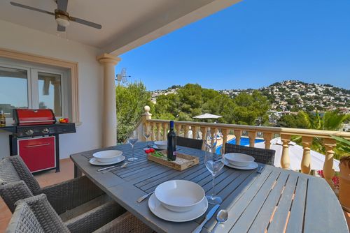 Lara Moderna y cómoda casa de vacaciones en Benissa, Costa Blanca, España con piscina privada para 6 personas. La casa está situada en una zona residencial cerca de la playa, a 4 km de la playa Cala Baladrar y a 4 km de Moraira....