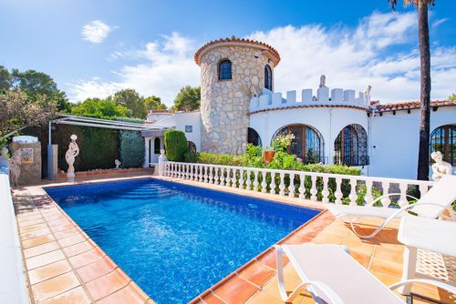 Leones 4 Clásica y romántica villa con piscina privada en Benissa, Costa Blanca, España, para 4 personas. La casa se encuentra en una zona costera, montañosa y residencial, a 2 km de la playa Cala La Llobella y a 5 km de Calpe....