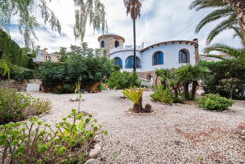Leones 4 Villa classique et romantique à Benissa, Costa Blanca, Espagne, avec piscine privée pour 4 personnes. La maison est située dans un quartier résidentiel côtier et vallonné, à 2 km de la plage de Cala La Llobella et à 5 km de Calpe....