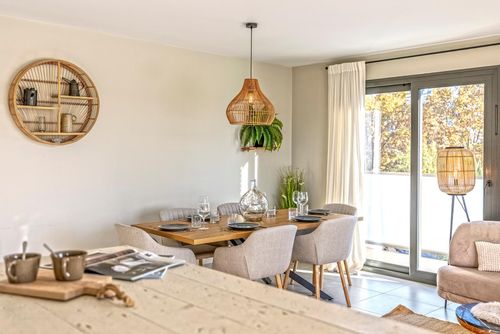 Arenal Dreams Modern and lovely apartment in Javea, Costa Blanca, Spain with communal pool for 6 persons. The apartment is situated in a residential beach area, close to restaurants and bars, shops and supermarkets, and 200 m from Arenal Beach....