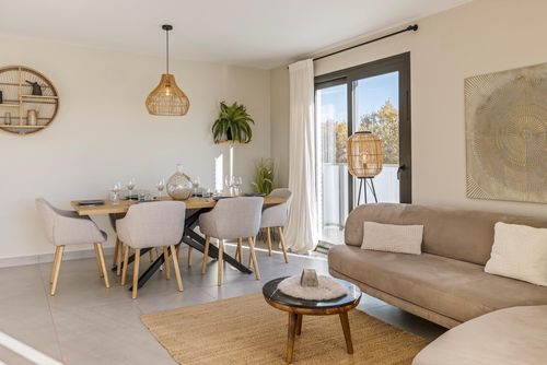 Arenal Dreams Appartement moderne et charmant à Javea, Costa Blanca, Espagne, avec piscine commune pour 6 personnes. L'appartement est situé dans un quartier résidentiel en bord de mer, à proximité de restaurants et bars, de magasins et supermarchés, et à 200 m de la plage de l'Arenal....