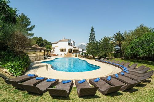 Adsubia Winter Grote en comfortabele villa met privézwembad in Xàbia, Costa Blanca, Spanje voor 12 personen. Het huis ligt in een residentiële strandwijk, dicht bij restaurants, bars en supermarkten, op 1 km van El Arenal, Xàbia strand en op 1 km van de Middellandse Zee, Xàbia....