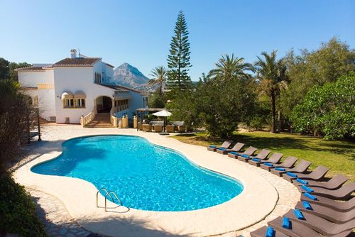 Adsubia Winter Grande et confortable villa avec piscine privée à Xàbia, Costa Blanca, Espagne pour 12 personnes. La maison est située dans une zone résidentielle balnéaire, proche des restaurants, bars et supermarchés, à 1 km de la plage El Arenal, Xàbia et à 1 km de la mer Méditerranée, Xàbia....