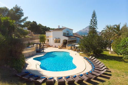 Adsubia Winter Grande et confortable villa avec piscine privée à Xàbia, Costa Blanca, Espagne pour 12 personnes. La maison est située dans une zone résidentielle balnéaire, proche des restaurants, bars et supermarchés, à 1 km de la plage El Arenal, Xàbia et à 1 km de la mer Méditerranée, Xàbia....