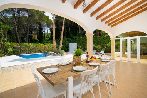 Alma Winter Hermosa y cómoda villa con piscina privada en Jávea, Costa Blanca, España para 6 personas. La casa está situada en una zona residencial de playa, a 3 km de la playa El Arenal y a 5 km del centro de Jávea....
