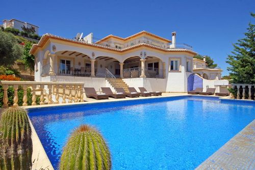Anngo Winter Large and comfortable villa in Xàbia, Costa Blanca, Spain with private pool for 8 persons. The house is situated in a hilly, wooded and residential beach area, close to supermarkets and 4 km from La Granadella, Xàbia beach....