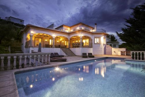 Anngo Winter Grote en comfortabele villa in Xàbia, Costa Blanca, Spanje met privézwembad voor 8 personen. Het huis is gelegen in een heuvelachtig, bosrijk en residentieel strandgebied, dicht bij supermarkten en op 4 km van het strand La Granadella, Xàbia....